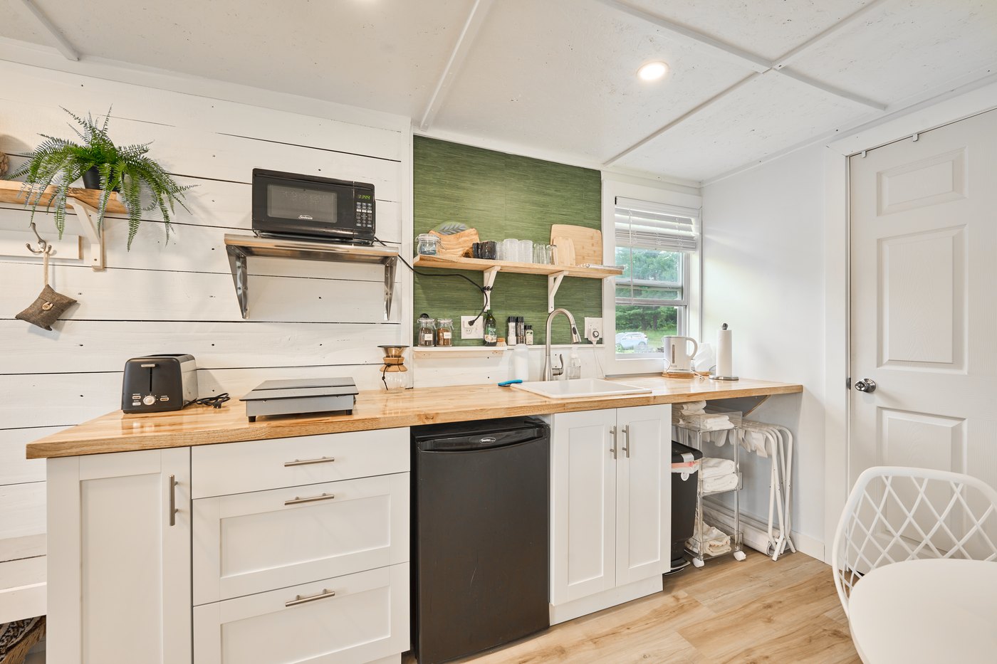Kitchenette, stocked